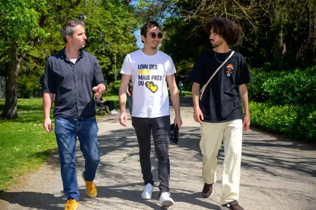 l'équipe de l'Agence Viktor CEO spécialisée dans le marketing et la communication des startups à Toulouse en plein brainstorming