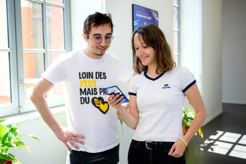 Le meilleur ami des CEO de startup Viktor &eacute;coute un CEO de startup lui pr&eacute;senter son projet de startup qui d&eacute;marre