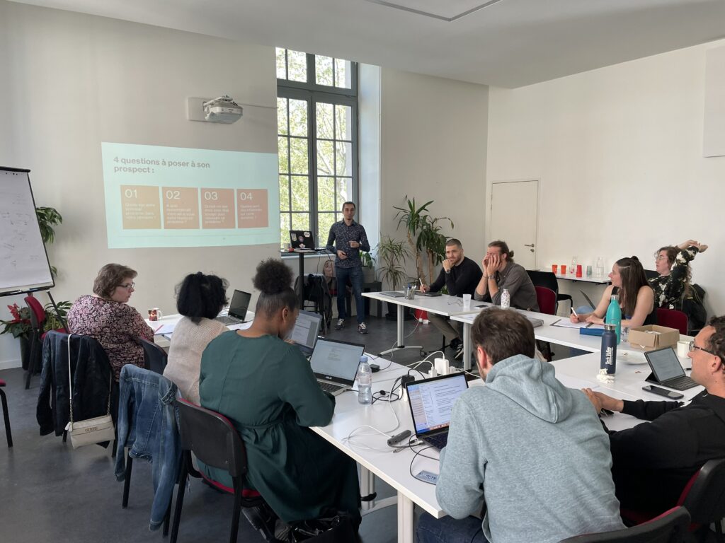 Une formation à la création d'entreprise de startup qui est donnée par Viktor CEO le meilleur ami des CEO qui démarrent leur projet de startup à Toulouse