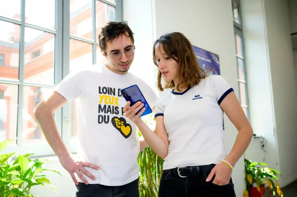 Viktor CEO, le meilleur ami des CEO qui démarrent leur startup en train d'aider un CEO de startup à Toulouse à gérer son marketing et sa communication